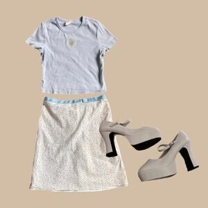 WHITE,BLUE AND TAN KNEE LENGTH Y2K SKIRT WITH RIBBON BOW SIZE 3